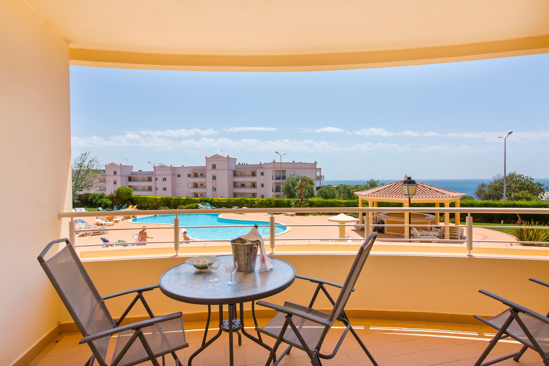 Well-positioned ground floor apartment to rent