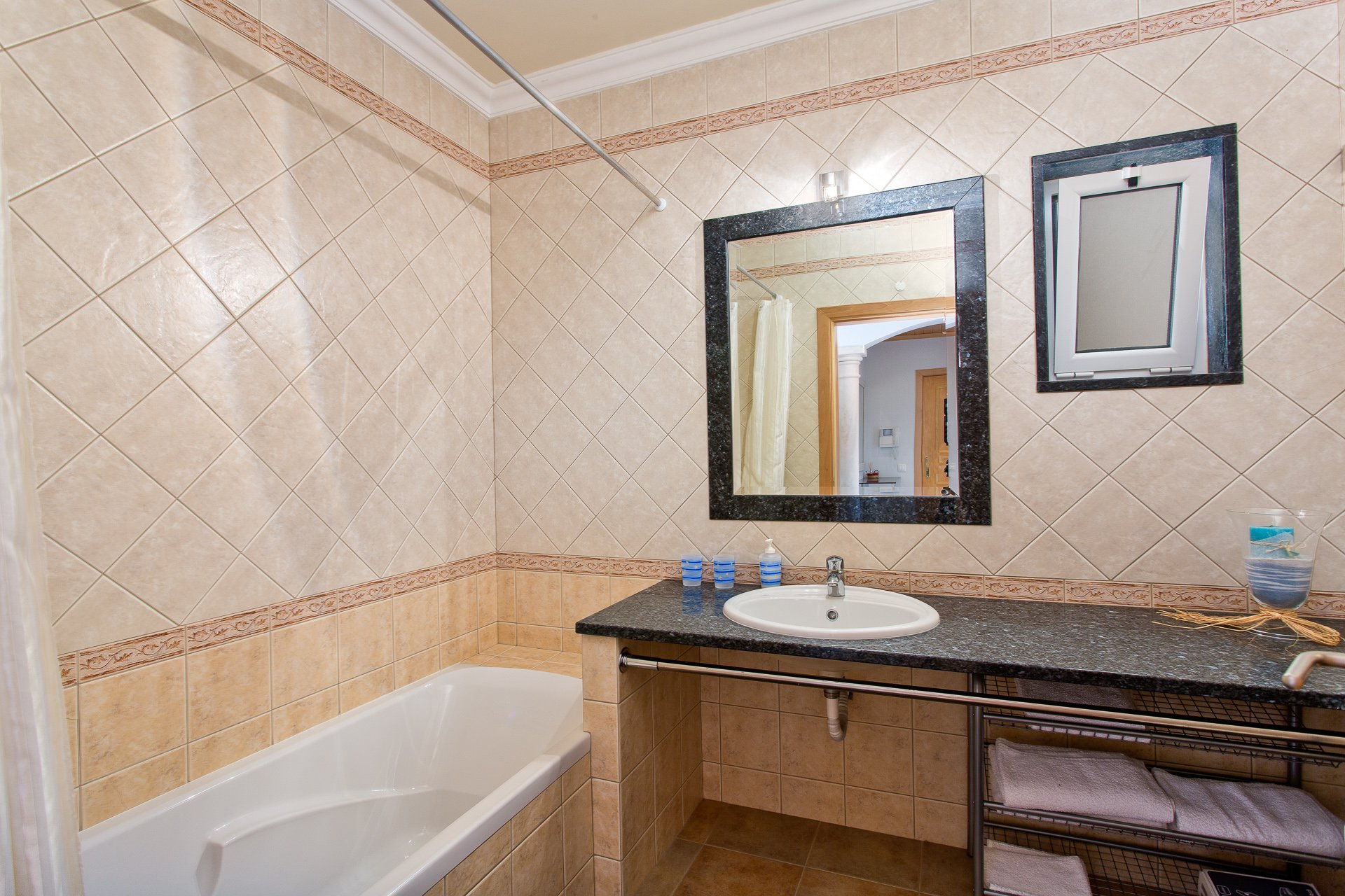 Well-positioned ground floor apartment to rent