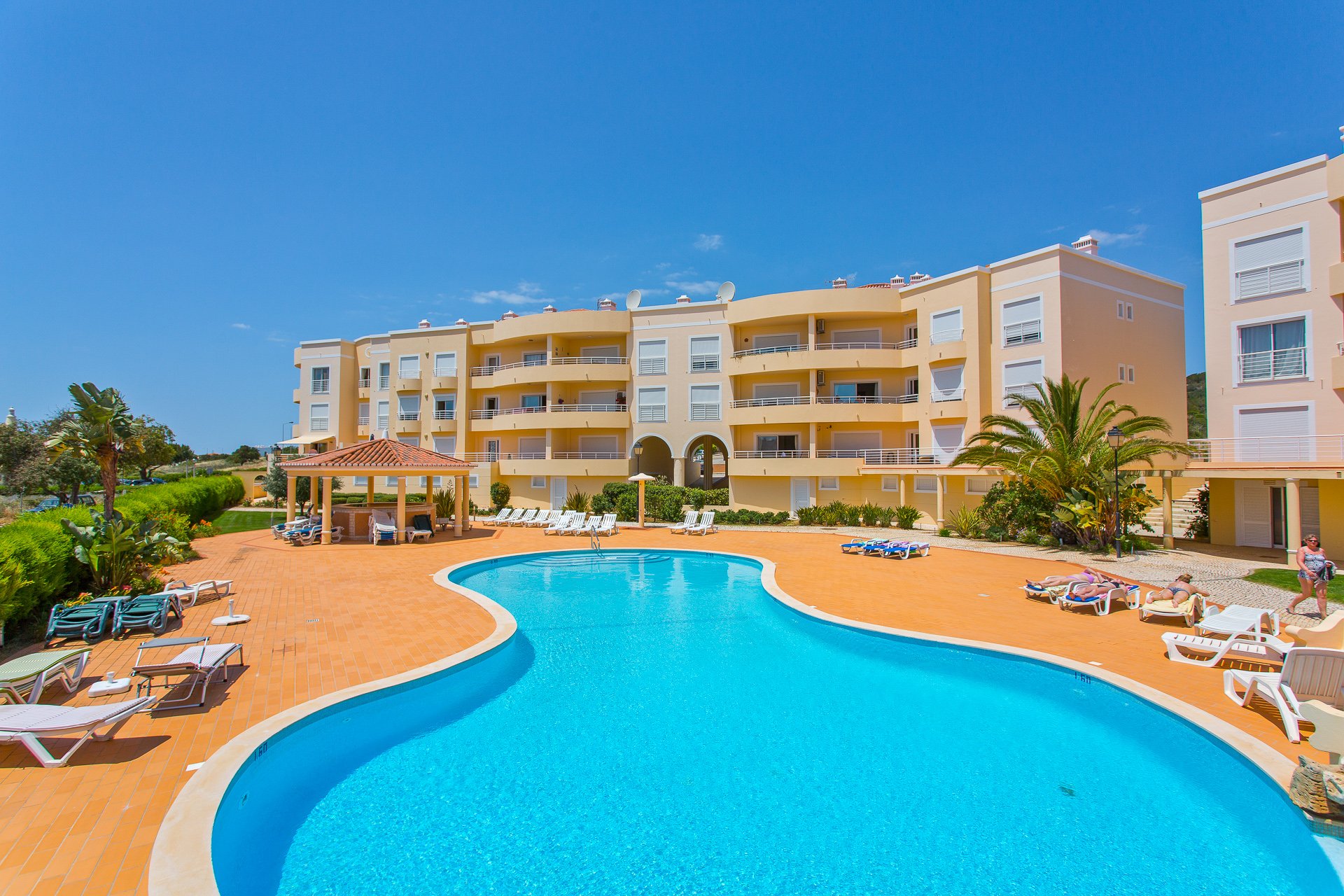 Well-positioned ground floor apartment to rent