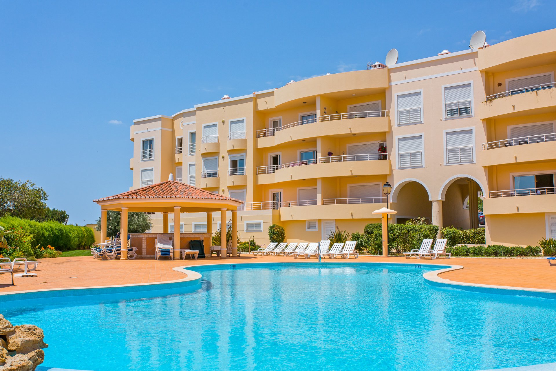 Well-positioned ground floor apartment to rent