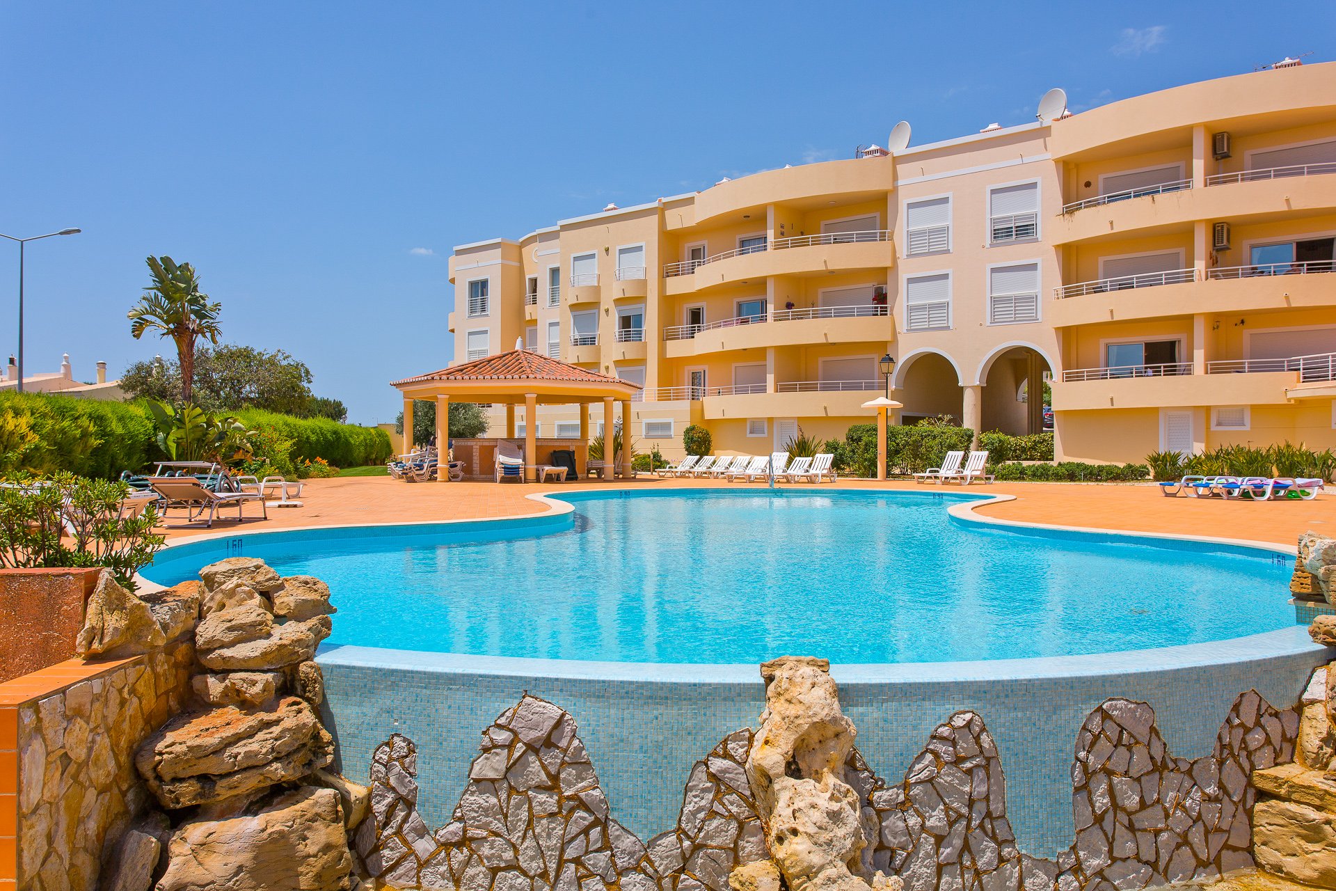 Well-positioned ground floor apartment to rent