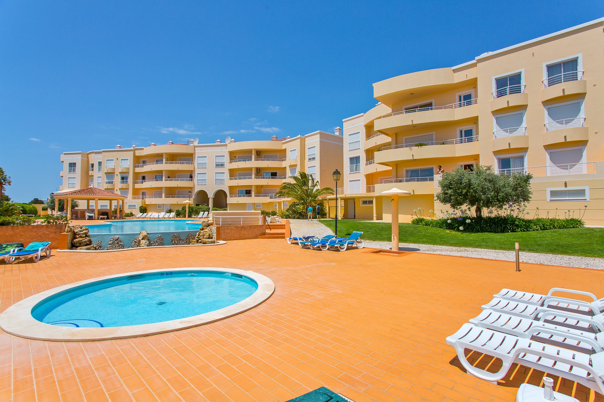 Well-positioned ground floor apartment to rent