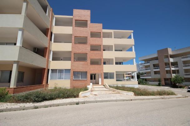 Light and airy 3-bedroom apartment in Alvor to rent
