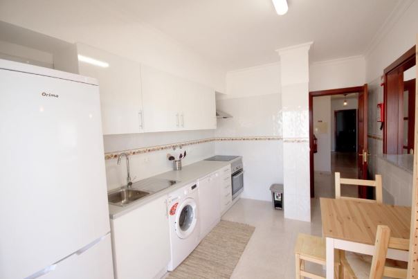 Light and airy 3-bedroom apartment in Alvor to rent