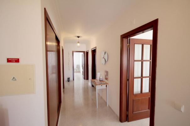 Light and airy 3-bedroom apartment in Alvor to rent