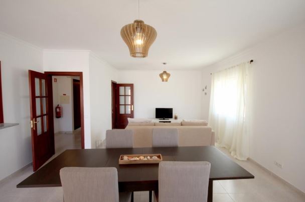 Light and airy 3-bedroom apartment in Alvor to rent
