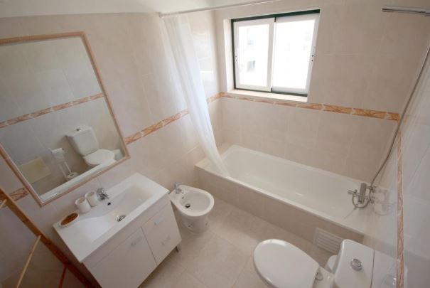 Light and airy 3-bedroom apartment in Alvor to rent