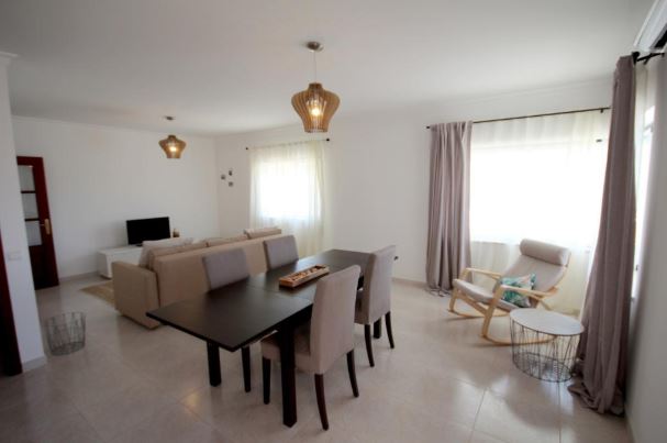 Light and airy 3-bedroom apartment in Alvor to rent