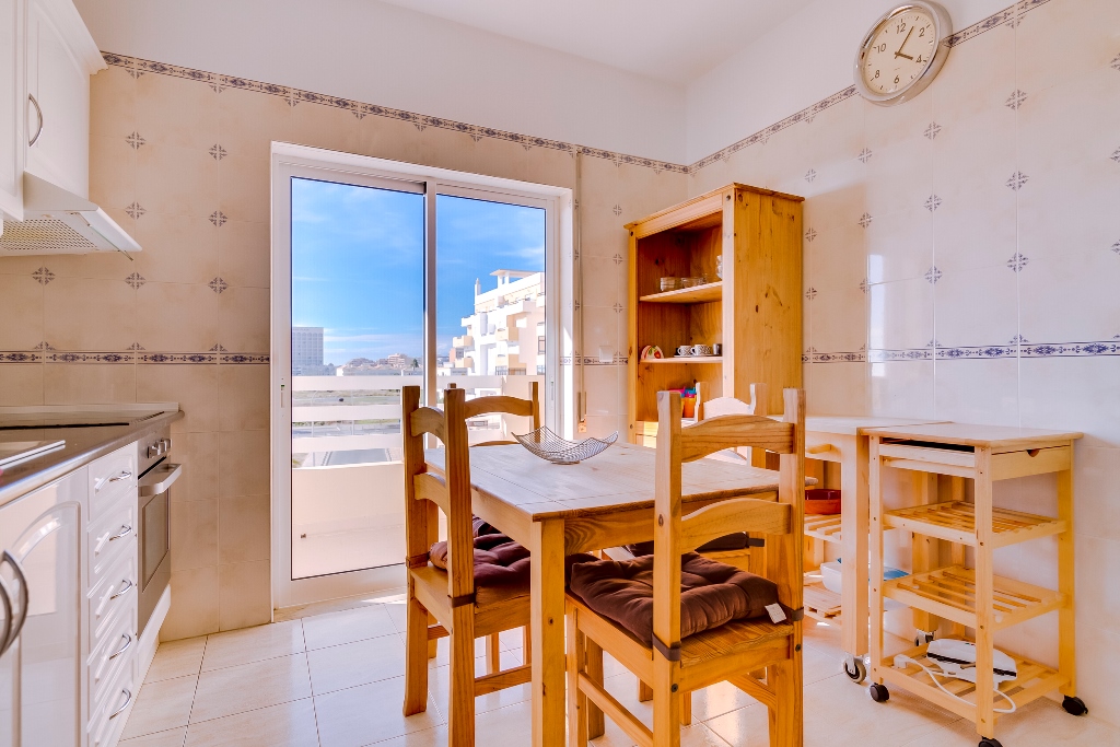 Lovely Spacious 2-bedroom apartment in Quarteira to rent
