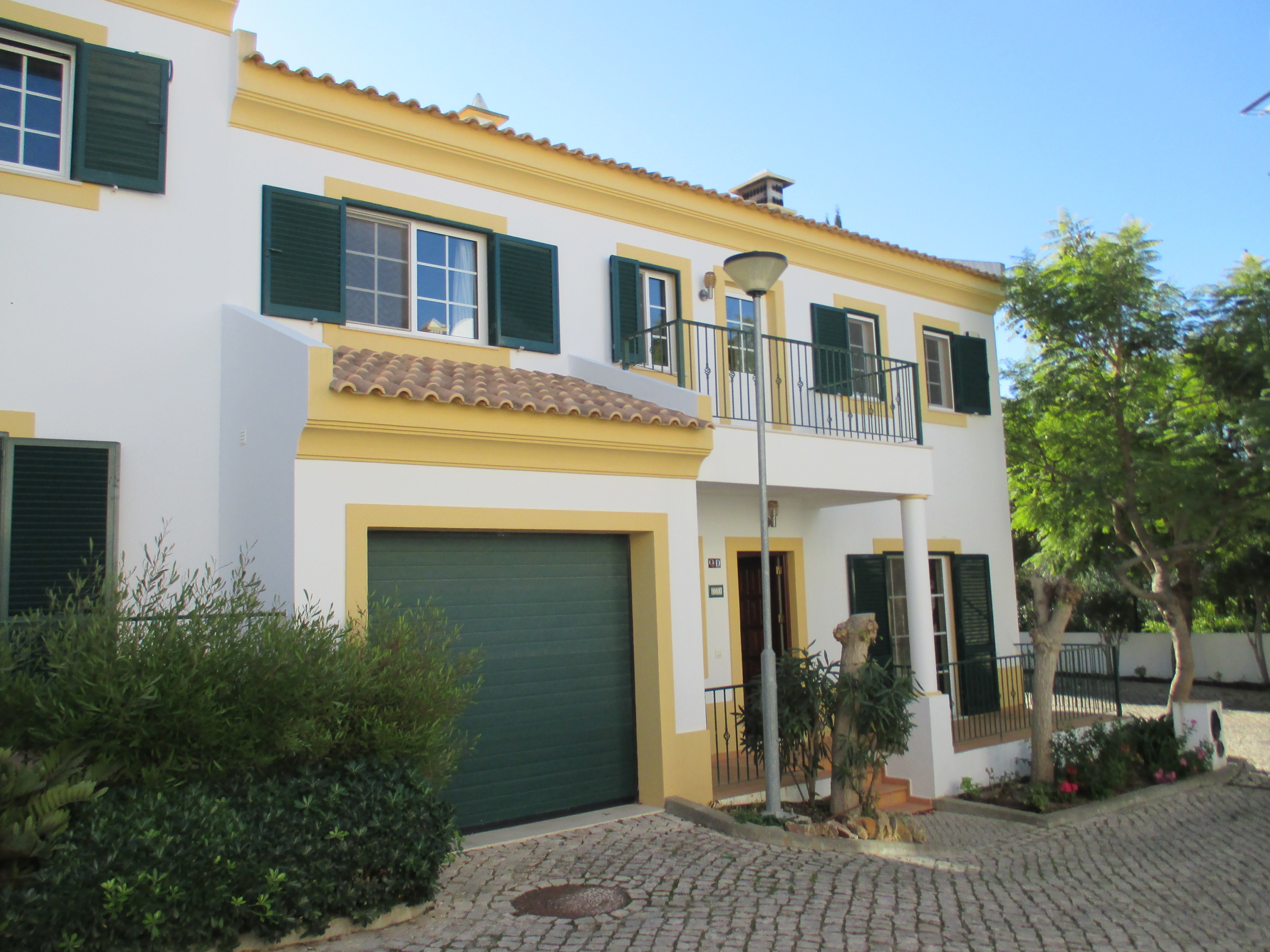 Spacious 3-bedroom Townhouse in Paderne for rent