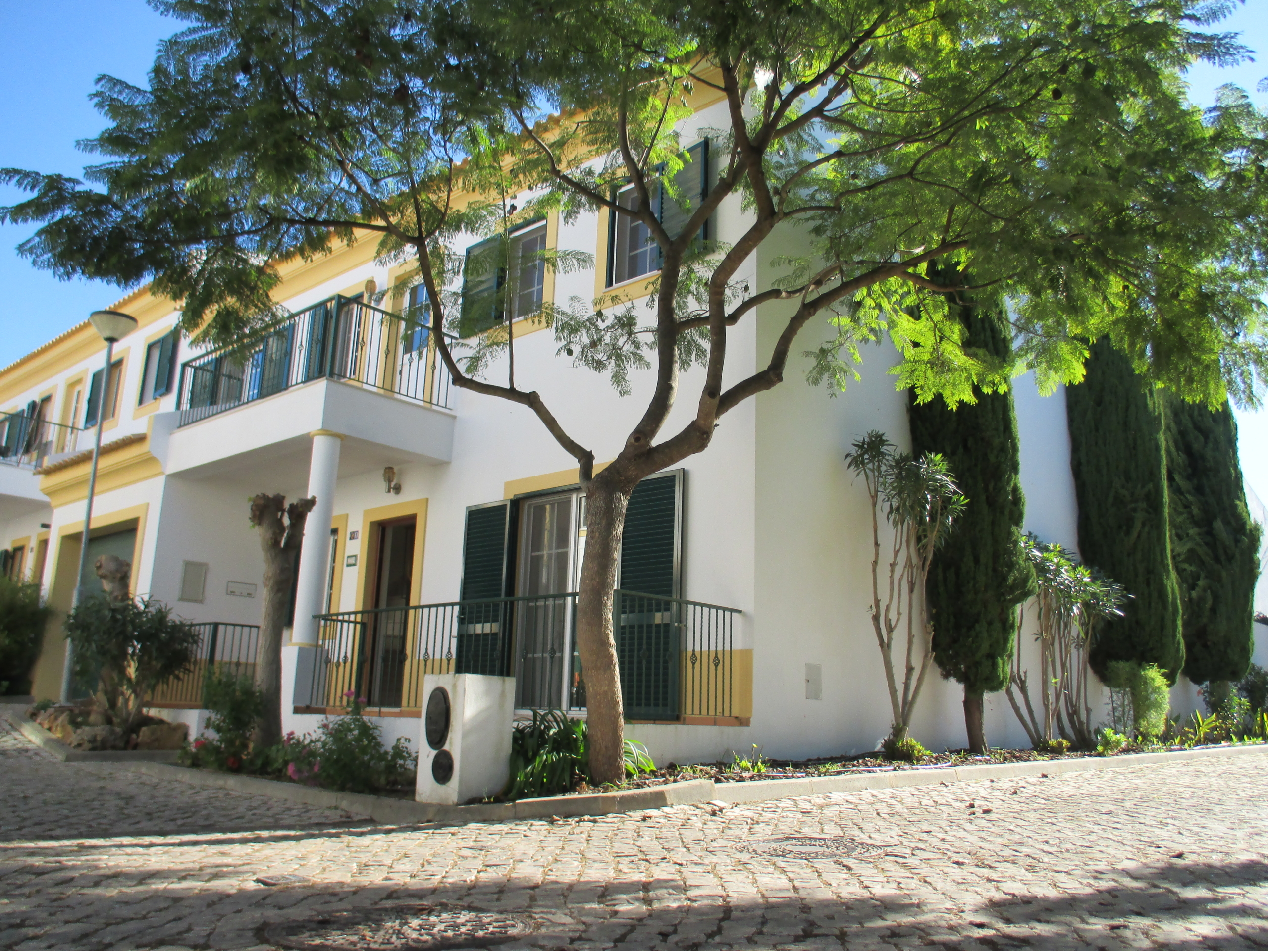 Spacious 3-bedroom Townhouse in Paderne for rent