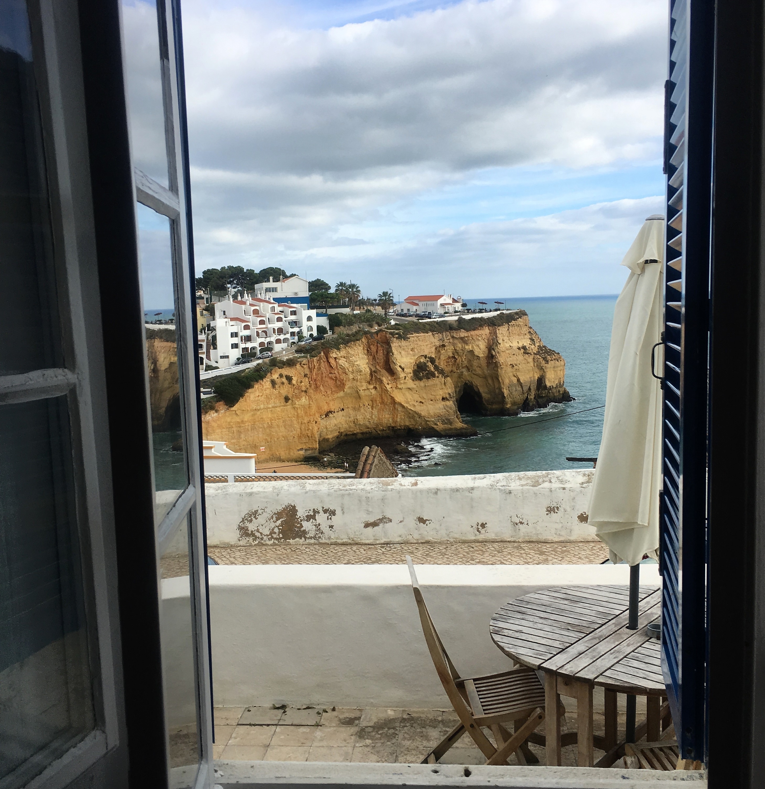 3-bedroom cottage in unbeatable Carvoeiro clifftop location to rent