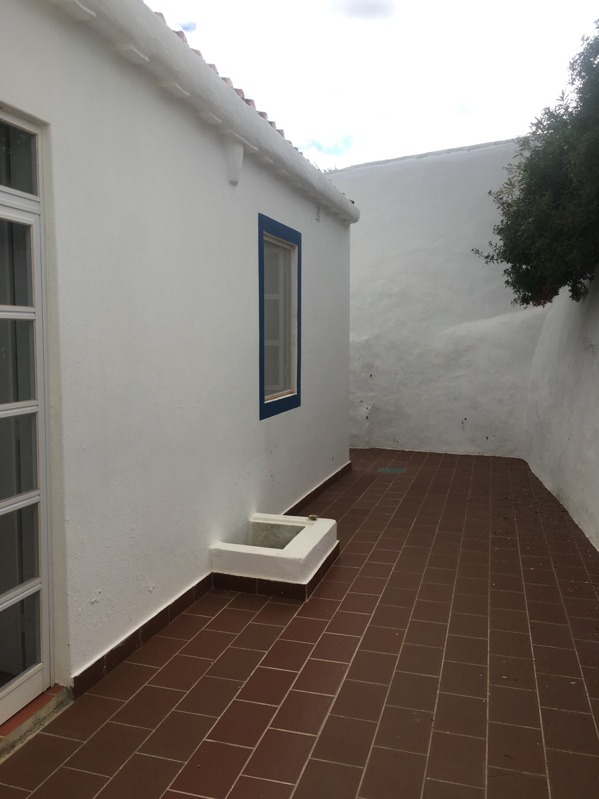 3-bedroom cottage in unbeatable Carvoeiro clifftop location to rent
