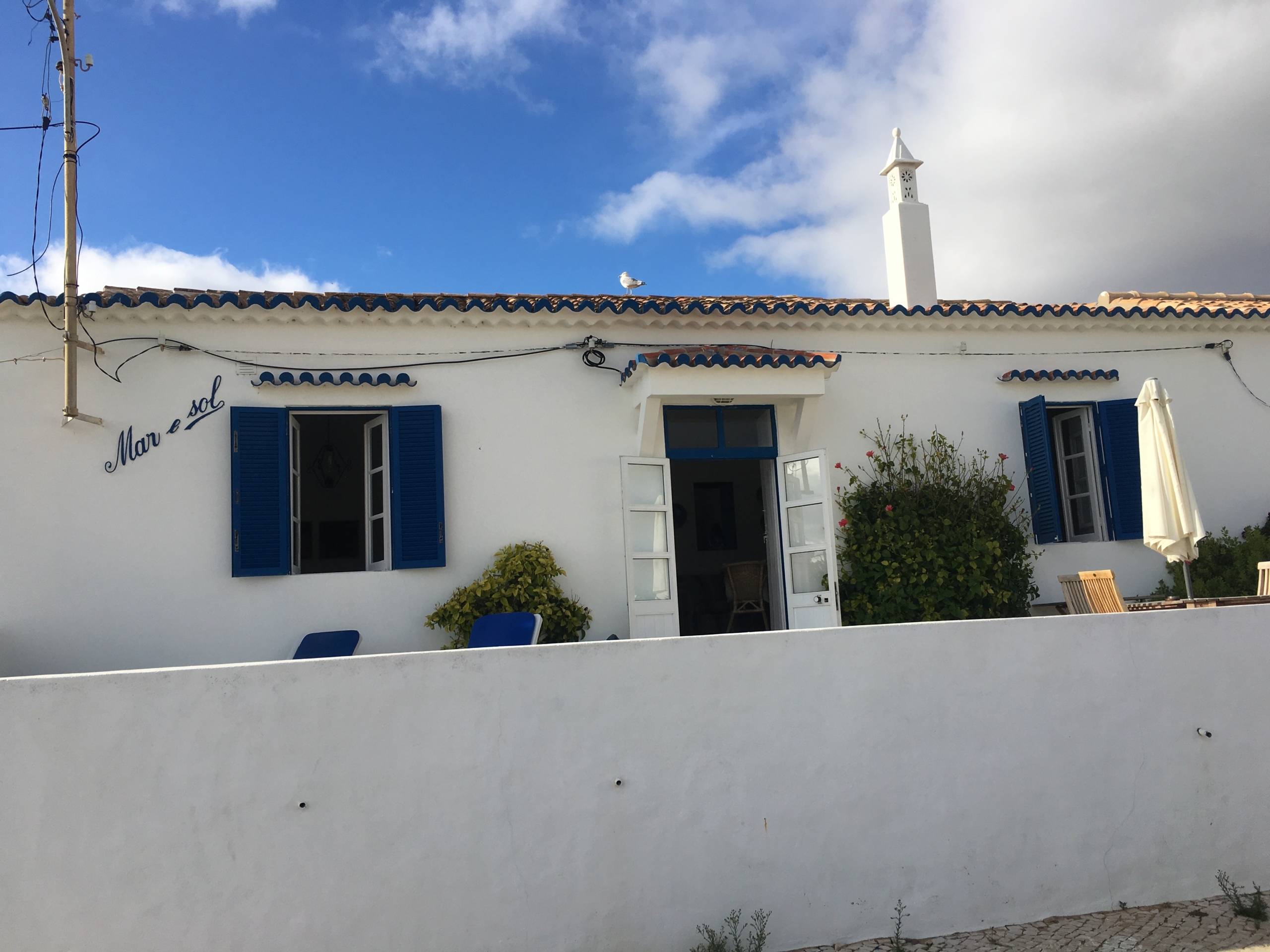 3-bedroom cottage in unbeatable Carvoeiro clifftop location to rent