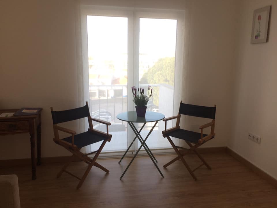 Refurbished 2-bedroom apartment in central location for rent