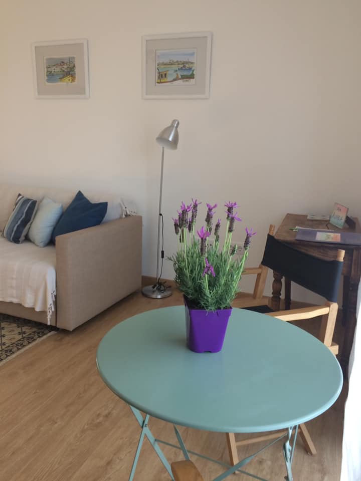 Refurbished 2-bedroom apartment in central location for rent