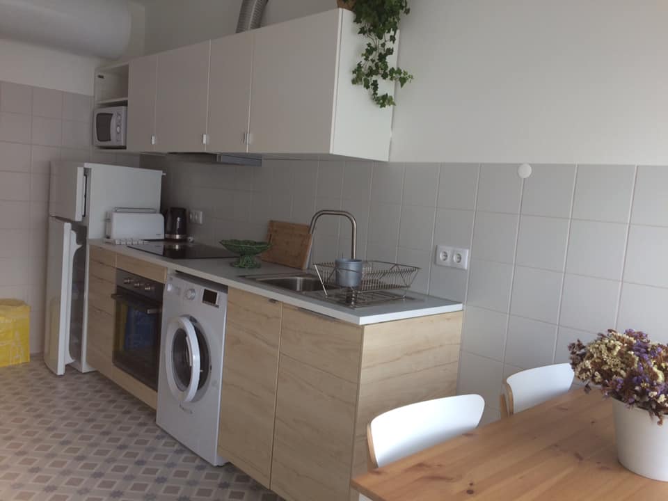 Refurbished 2-bedroom apartment in central location for rent