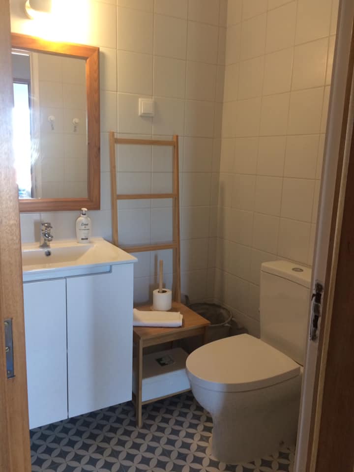 Refurbished 2-bedroom apartment in central location for rent