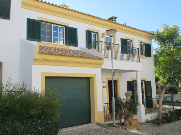 Spacious Townhouse Paderne for rent