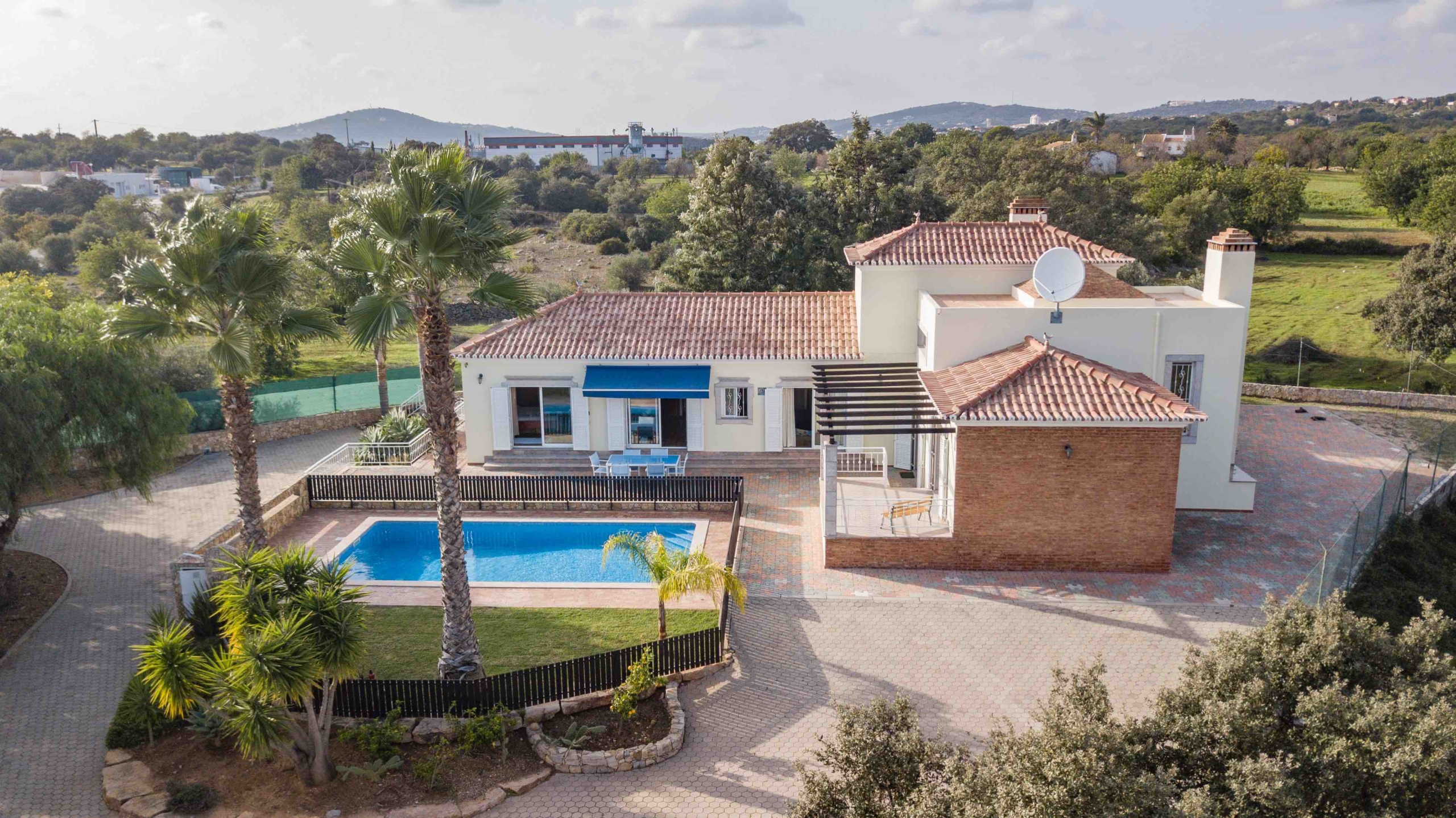 Fantastic 4-bedroom villa in countryside location to rent