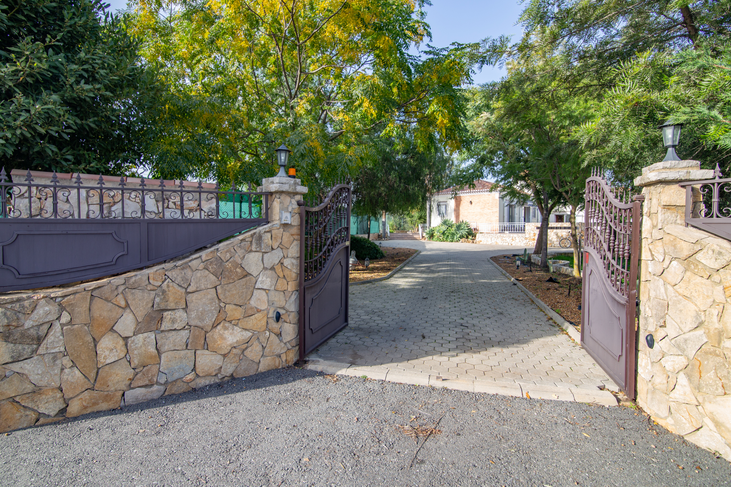 Fantastic 4-bedroom villa in countryside location to rent