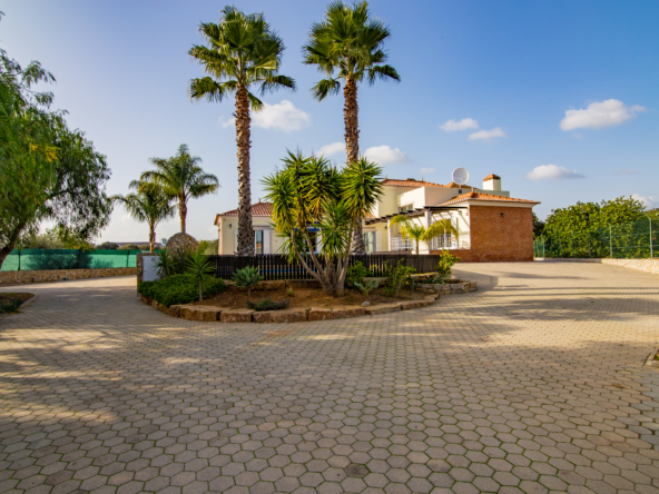 Fantastic 4-bedroom villa in countryside location to rent