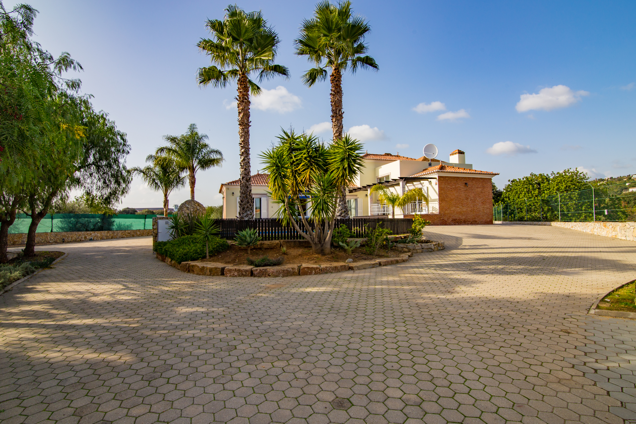 Fantastic 4-bedroom villa in countryside location to rent