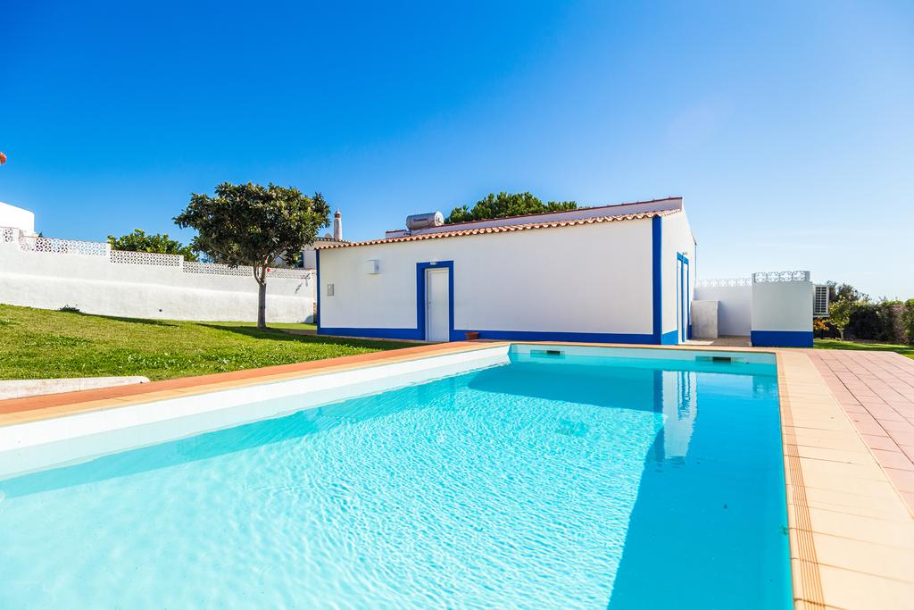 Modern 2-bedroom cottage in Luz to rent