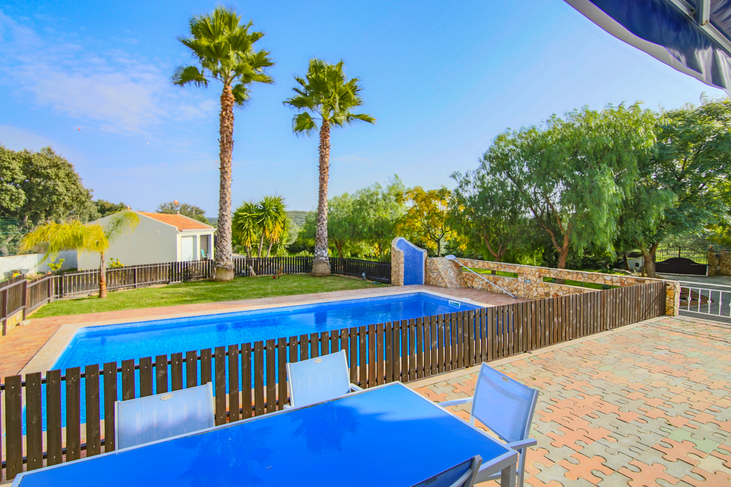 Fantastic 4-bedroom villa in countryside location to rent